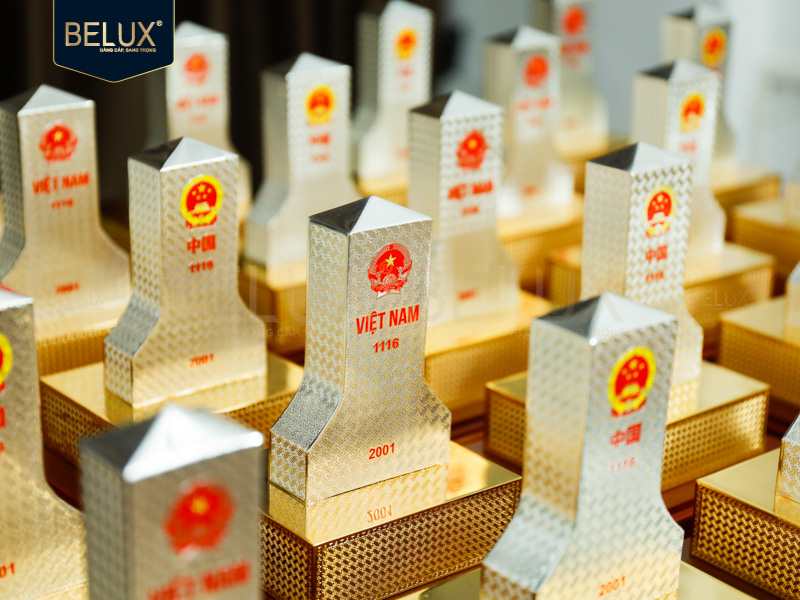 Lô Cột Mốc Việt-Trung bằng đồng mạ vàng bạc cao 32cm thiết kế theo yêu cầu